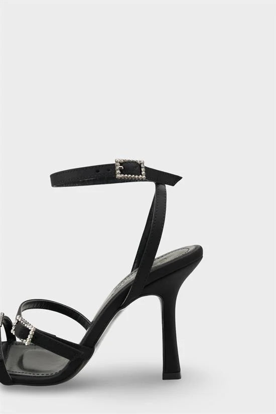 Capone Connie ženske satenske crne cipele sa srednjom petom, kvadratnim vrhom, remenčićem oko gležnja i kopčom ukrašenom kristalima