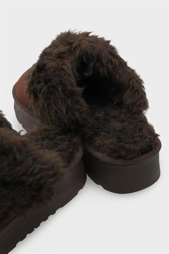 Capone Furry Closed Toe Women Sued Beige Slippers