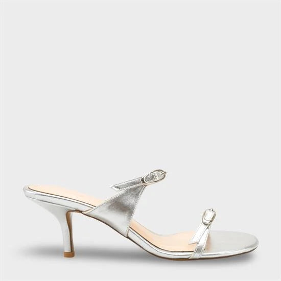 Capone Gerda ženske sandale s dvostrukom kopčom, metalik srebrne, elegantne s potpeticom srednje visine