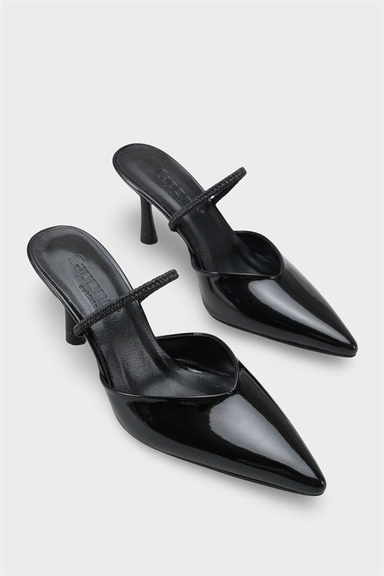 Capone Moira špicaste ženske cipele sa srednjom petom i remenom preko pete, od sjajne crne kože