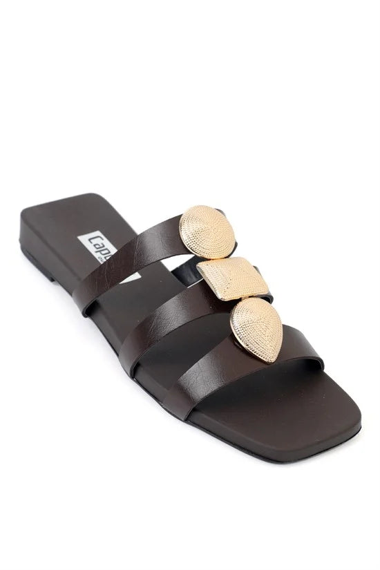 Capone Rebekah Blunt Toe Metal Accessory Short Heeled Comfort Women Beige Sandals