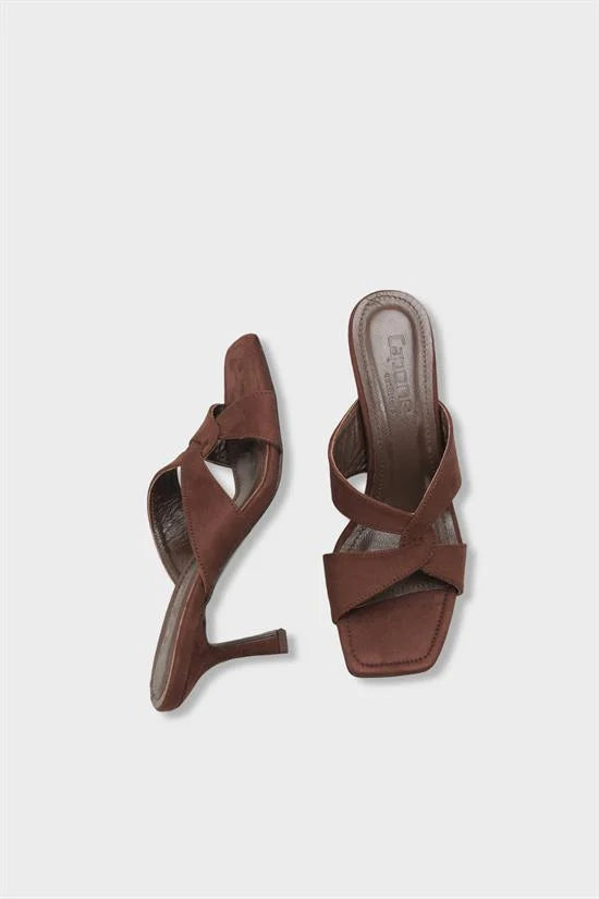 Capone Sissy sandale na srednju petu, od prave kože, sa unutrašnjom postavom, četvrtastim vrhom, ukrštenim kaiševima, elegantne, crne, od brušene kože, za žene