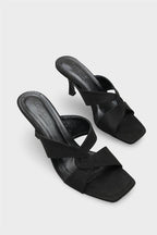 Capone Sissy sandale na srednju petu, od prave kože, sa unutrašnjom postavom, četvrtastim vrhom, ukrštenim kaiševima, elegantne, crne, od brušene kože, za žene