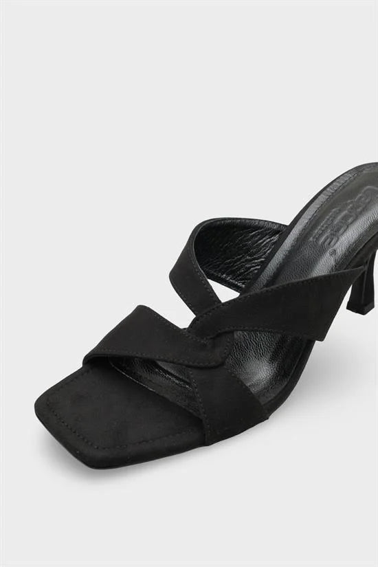Capone Sissy sandale na srednju petu, od prave kože, sa unutrašnjom postavom, četvrtastim vrhom, ukrštenim kaiševima, elegantne, crne, od brušene kože, za žene