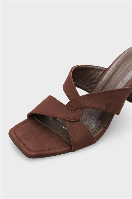 Capone Sissy sandale na srednju petu, od prave kože, sa unutrašnjom postavom, četvrtastim vrhom, ukrštenim kaiševima, elegantne, crne, od brušene kože, za žene