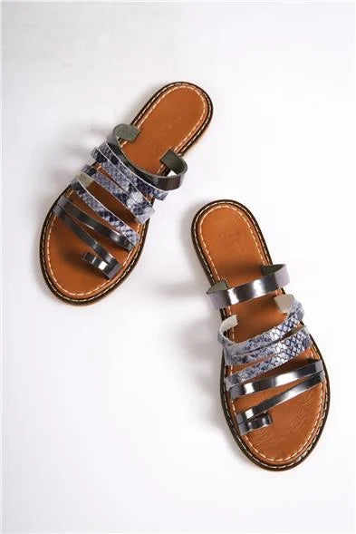 Capone Lyssa Toe Ring Detail Multi Band ženske sandale od platinaste kože