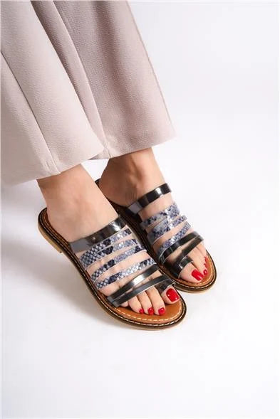 Capone Lyssa Toe Ring Detail Multi Band ženske sandale od platinaste kože
